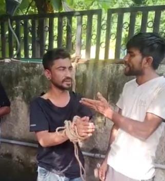 The accused of theft was tied to the grill of the park