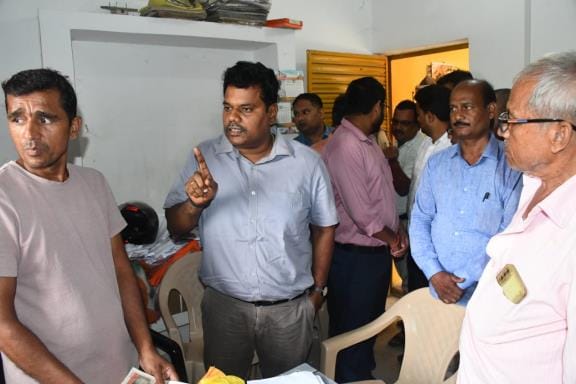Siddharthnagar News : DM checked the records of farmers standing in queue