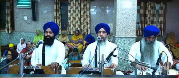 The group praised the glory of the Guru