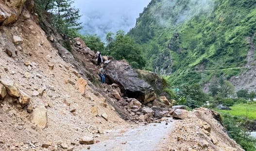Sainj-Newli road closed due to hill cracking, landslide in Siund