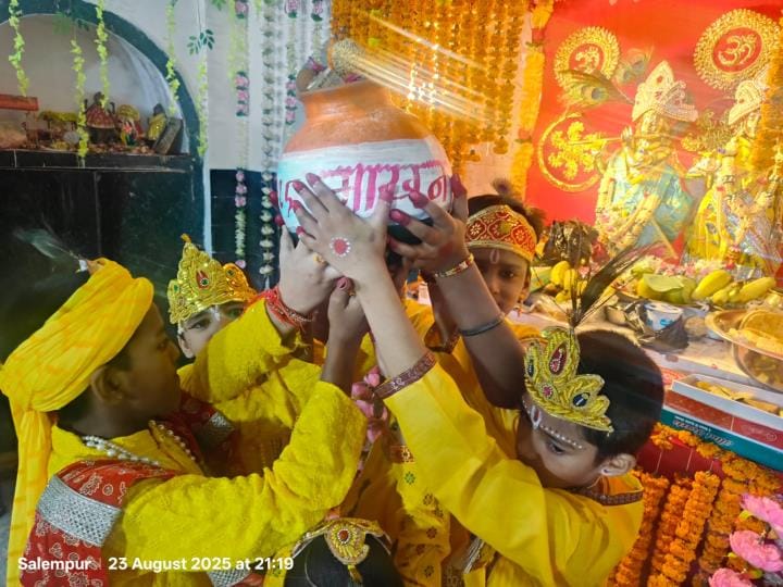 Devotees were mesmerized by seeing the leela of butter theft