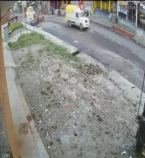 Seeing the police patrol, the smugglers broke the barrier and ran away