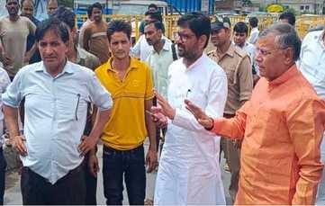 Driver injured as tractor-trolley overturns, minister stuck in traffic jam on highway gets down from car to know the condition of injured