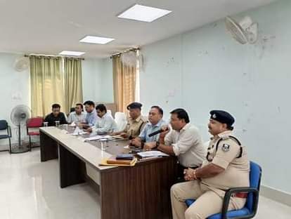 दंडाधिकारियों को ब्रीफिंग करते डीएम-एसपी व अन्य।ब्रीफिंग में मौजूद पुलिस अधिकारी व दंडाधिकारी।