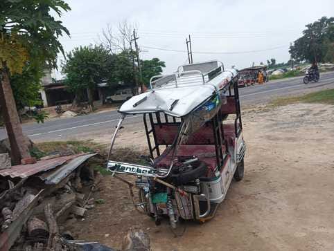 E-rickshaw collided with a bull and then collided with a DCM, driver died