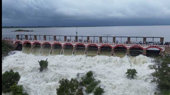 12 gates of Dhandhraul and three gates of Nagwan dam remained open on the second day as well