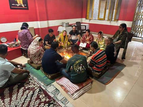 वेद प्रचार मंडल आर्य समाज रामपुर राजोरी में हवन यज्ञ में मौजूद आयोजक। स्रोत : आयोजक 