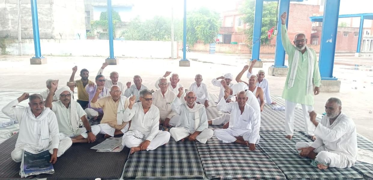 Farmers protested for the investigation of the pending compensation and insurance claim scam.