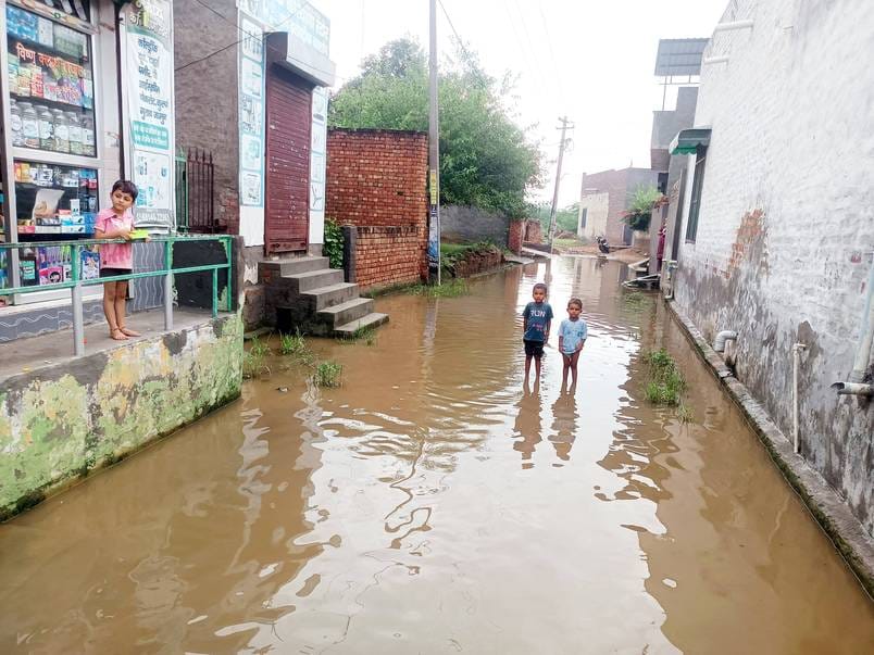 Johar overflows in Baijalpur, roof of a house collapses in Jandalikalan