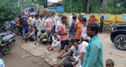 बहादुरपुर इफको सेंटर पर लगी किसानों की कतार। -संवाद