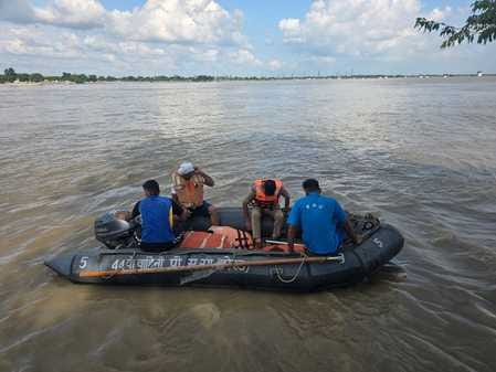 The search for the husband-wife and one-and-a-half-year-old child who jumped into the barrage continues