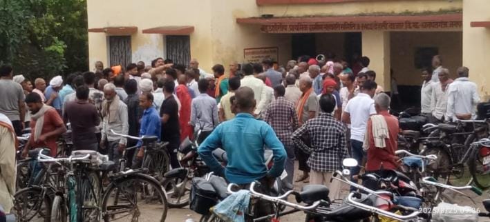 Crowds thronged the committees, police had to be called