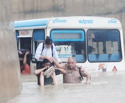 Passengers were taken out of the bus stuck in the underpass by carrying it on shoulders