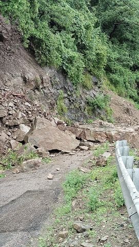 Mandi is in trouble due to rain 333 roads, 402 transformers closed