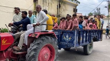The District Magistrate got angry after seeing the students in the tractor-trolley
