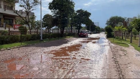 People's problems increased due to dilapidated roads of Sector-76