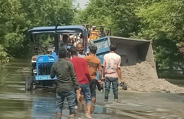 A tractor-trolley loaded with sand overturned, five passengers survived