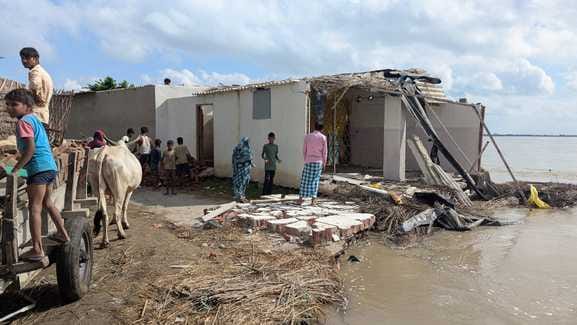 Erosion increased due to the rapid speed of Ganga, villagers are worried