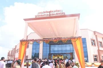 नौनेर गांव में 350 करोड़ रुपये की लागत से बना अस्पताल।