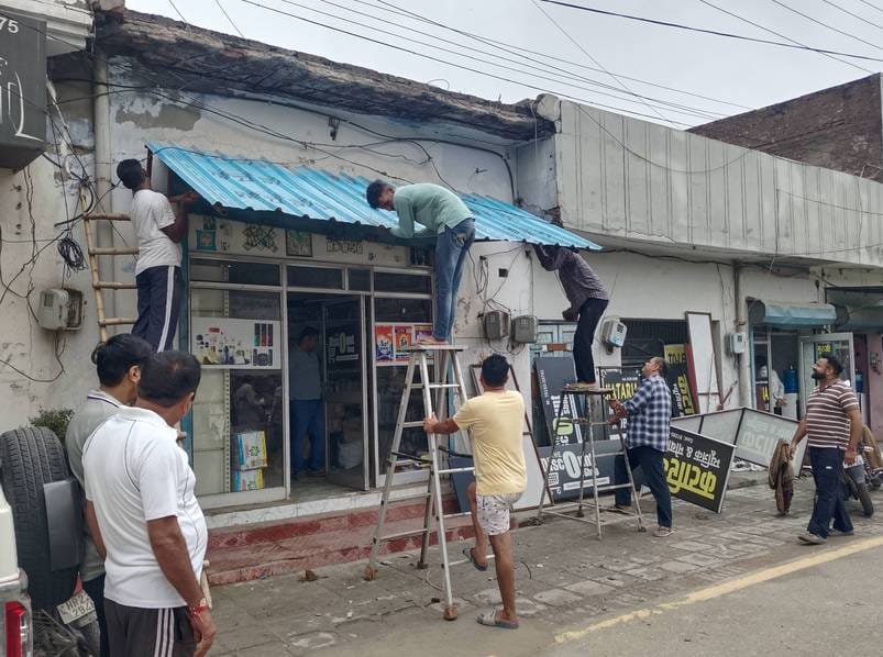 Formalities in removing the sheds of shops, team returned after removing 10 shops