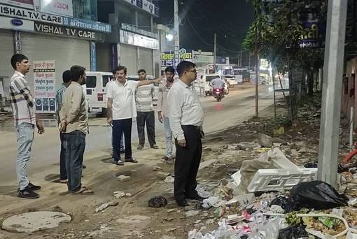 DMC went to the field with a team at 10 pm, found heaps of garbage and a crowd of stray animals