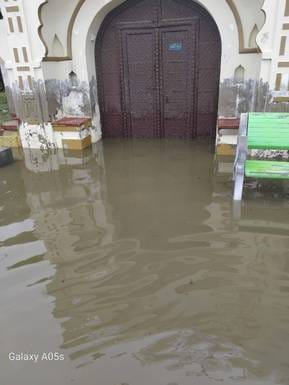 Flood like situation created in village Kanhari due to rain, water entered the houses