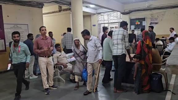 घर के दर्जन भर टूटे ताले लेकर जनसुनवाई में पहुंची बुजुर्ग महिला।