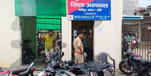Two parties reached the district hospital for medical checkup and kicked and punched each other