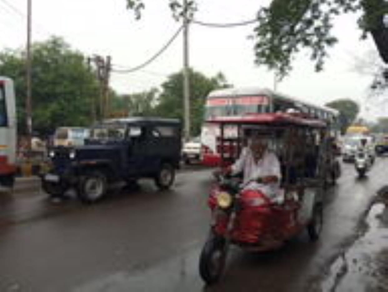 2 km long traffic jam in the city