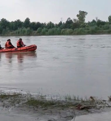 NDRF team went in search of the youth who drowned in Yamuna