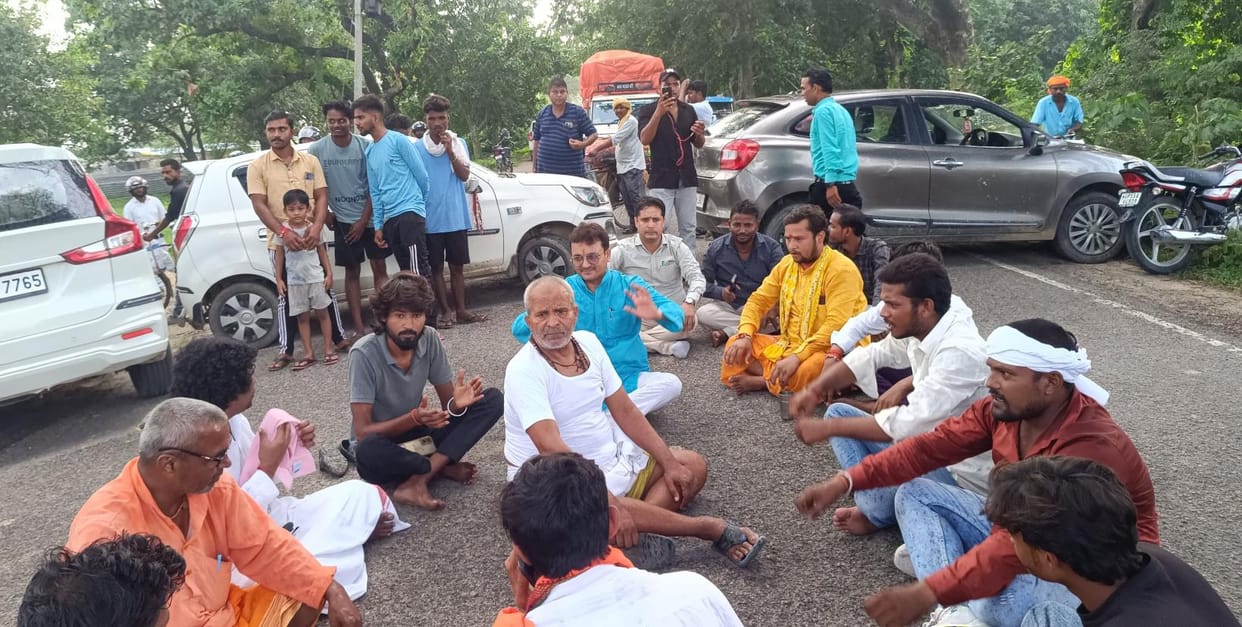 Siddharthnagar News : Angry VHP workers blocked the road due to throwing of cows