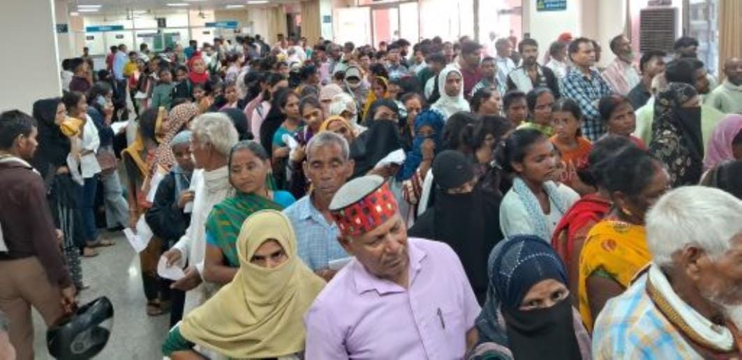 Crowd of patients gathered in medical college, arrangements proved inadequate