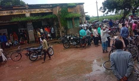 Due to shortage of secretaries, fertilizer was distributed to only 40 committees