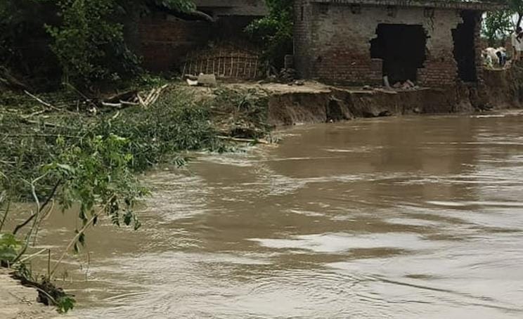 Saryu flowing above the danger mark
