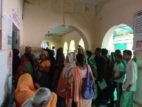 There are no doctors in government hospitals, how can patients be treated