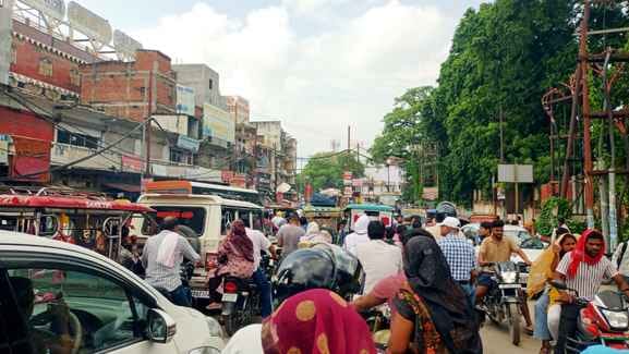 There was a five hour traffic jam in the city, it took more than an hour to cover a distance of 500 meters