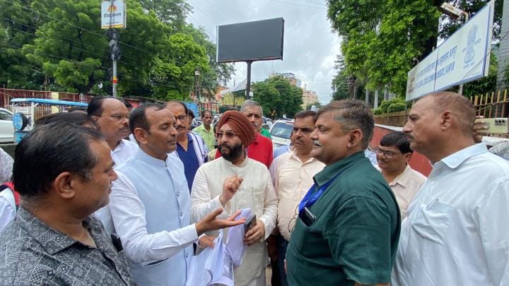 Traders were prevented from entering the office, uproar and altercation