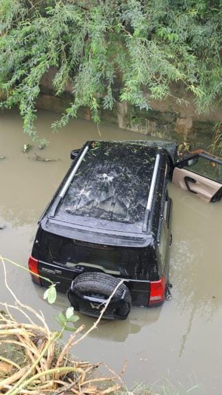 While learning driving, SUV went out of control and fell into drain, three injured