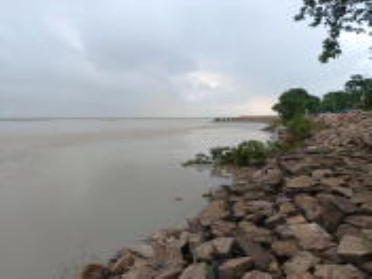 Erosion intensifies on Narvajot Dam, panic in coastal villages
