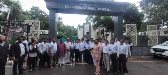 Advocate reached Police Commissionerate in support of his colleague