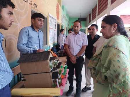 Everyone liked Riya's model from Aarohi Model School, showed the solution to plastic waste
