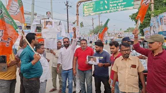 Bihar news : BJYM and JDU party burnt effigy of Rahul Gandhi against protest against insult flag supaul bihar