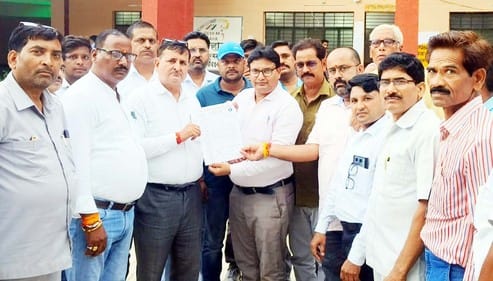 Demand to send the accused of dowry murder to jail...gave memorandum