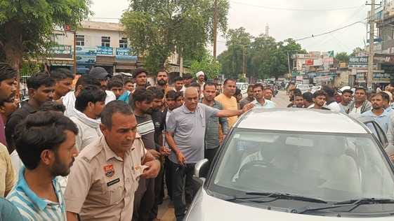 People surrounded Rajasthan police outside auto market