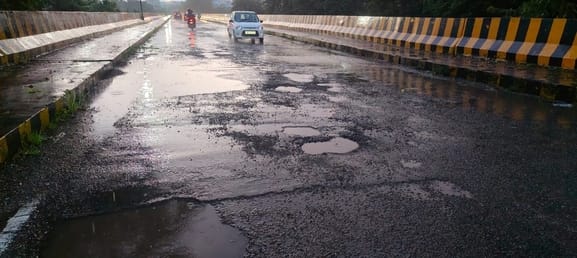 UP News: Road potholes will be filled with Rs 400 crore before Diwali.