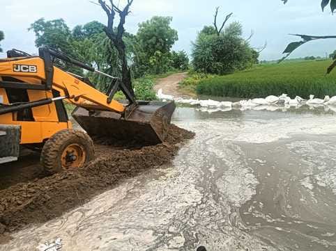 Drain overflow in village Ronjhawali, Panchayat strengthened the ring dam