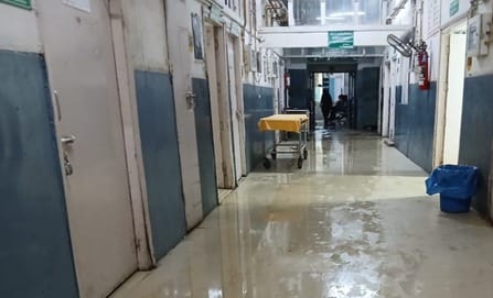 Rain water entered the maternity ward of the civil hospital