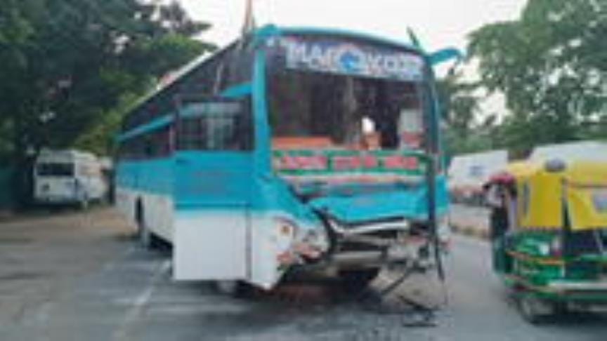 A truck hit a bus going from Ajmer Sharif to Bihar, driver died, 24 passengers injured