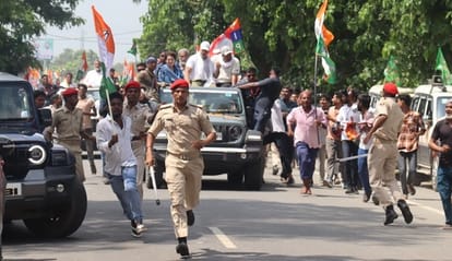 समर्थकों का अभिवादन करते राहुल गांधी, साथ में प्रियंका गांधी व तेजस्वी यादव।समर्थकों ने राहुल