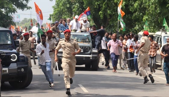 समर्थकों का अभिवादन करते राहुल गांधी, साथ में प्रियंका गांधी व तेजस्वी यादव।समर्थकों ने राहुल